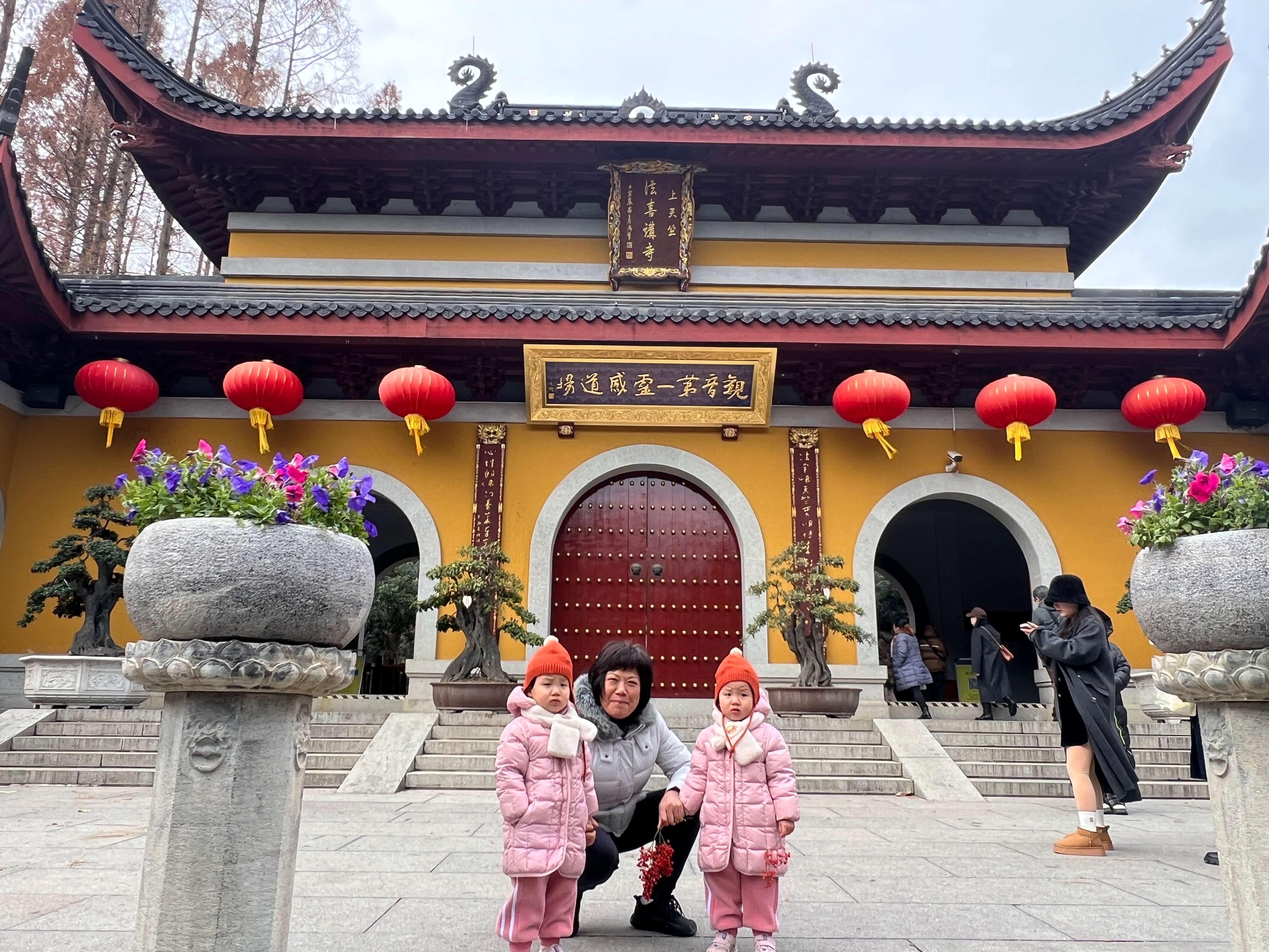 09_法喜寺_门_合影.JPG